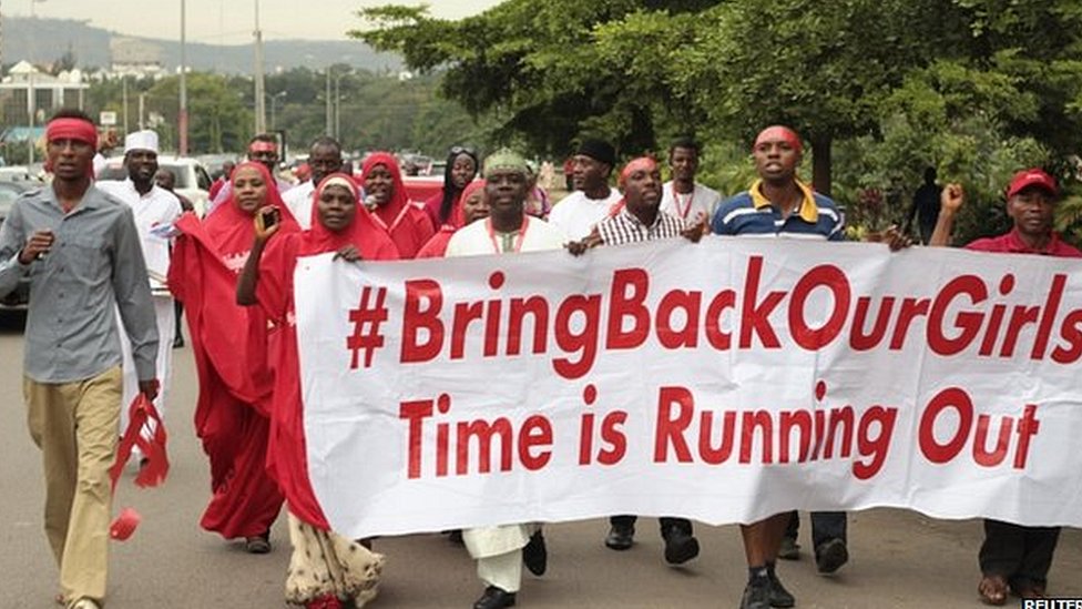 Участники кампании в Абудже маршируют во время митинга за освобождение школьниц, похищенных Боко Харам. Фото: 17 октября 2014 г.