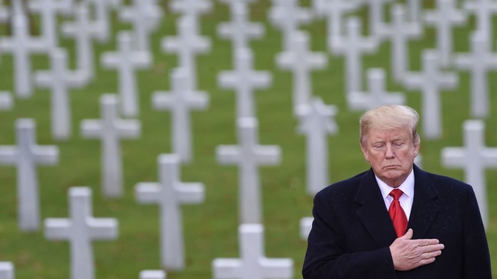 Donald Trump en el cementerio de Suresnes.