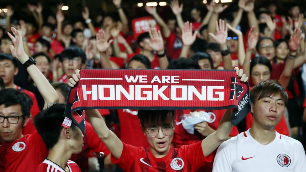 Футбольные фанаты проводят демонстрацию на стадионе Гонконга