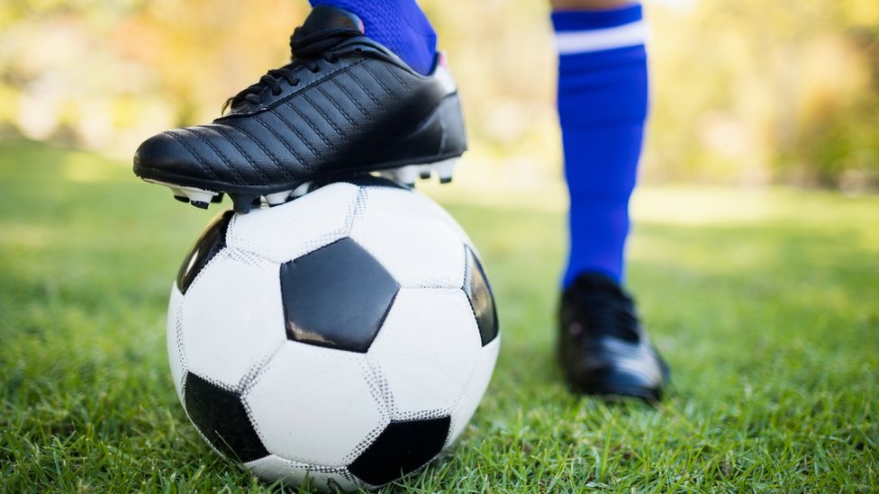Futbolista con una pelota.