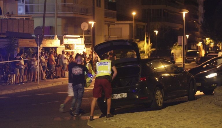 Полицейские досматривают машину на улице в Камбрильсе