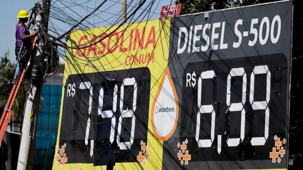 Painel exibe preços da gasolina e do diesel em posto de combustíveis após reajuste