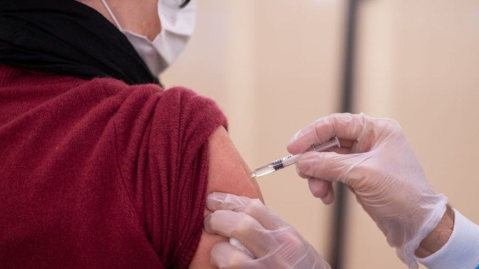 Una persona recibiendo una vacuna.