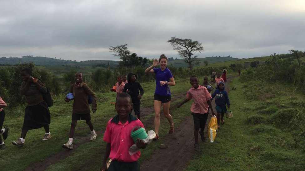 Элли организует марафон Running The Rift в Уганде, чтобы собрать деньги на благотворительность