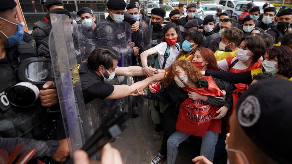 ضباط شرطة مكافحة الشغب التركية يشتبكون مع المتظاهرين