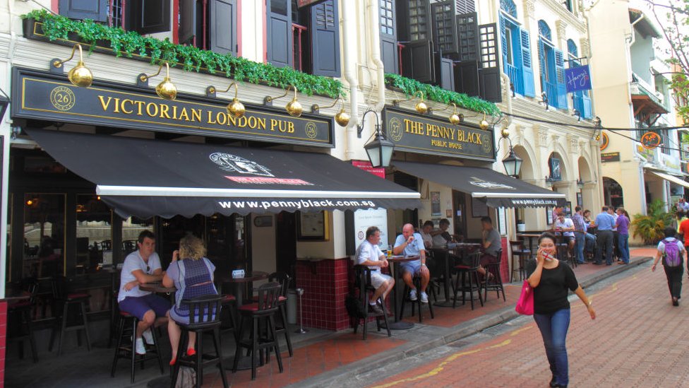 Coronavirus: Singapore bans Britons for lockdown 'bar crawl'