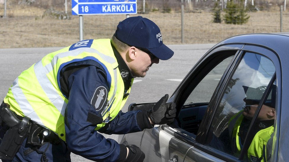 Policía finlandés habla con un conductor.