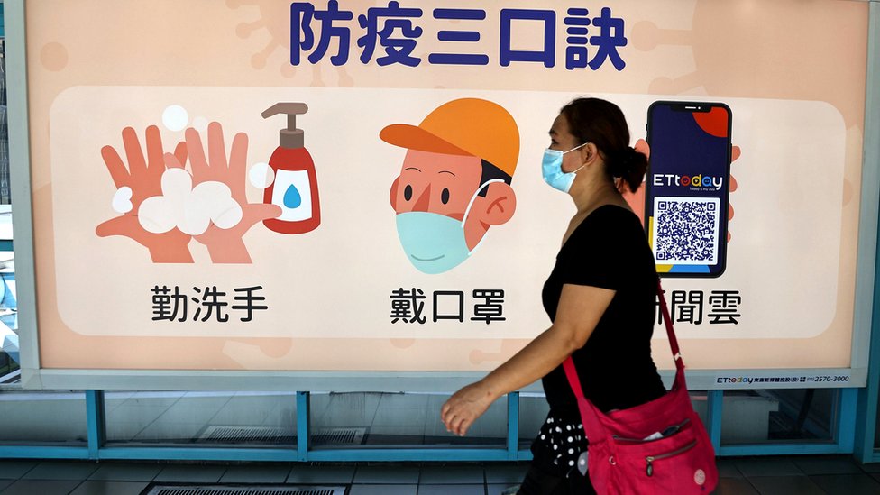 Woman wearing a face mask in Taipei