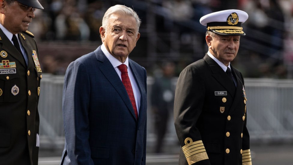 El presidente de México, Andrés Manuel López Obrador, junto a dos militares.