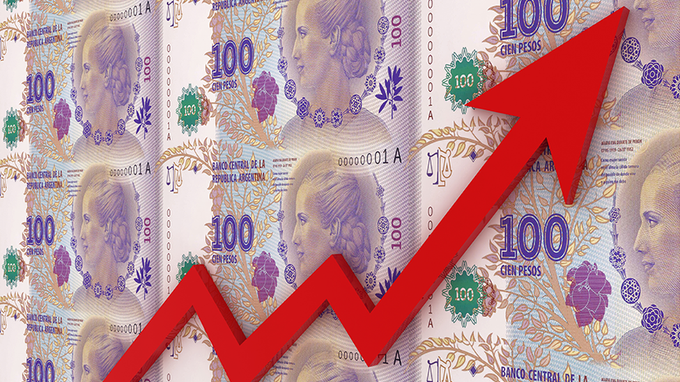 Pesos argentinos com um gráfico que mostra alta