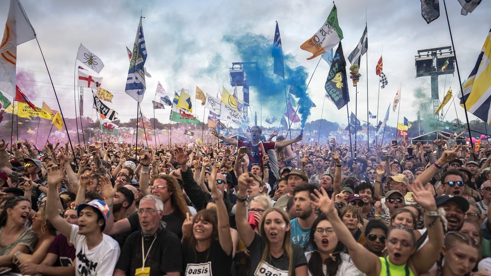Толпа на фестивале в Гластонбери 2019