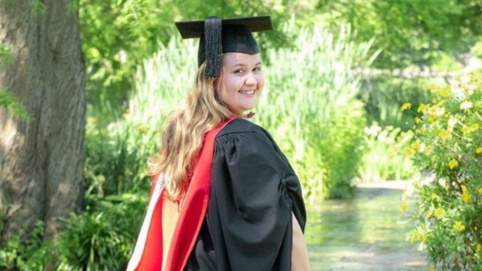 Дженнифер в своем выпускном платье перед тем, как получить степень магистра