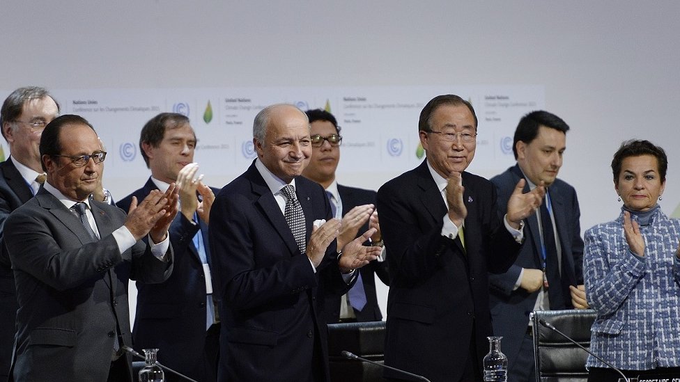 Участники переговоров по климатической сделке аплодируют ее соглашению в Париже, 2015 г.