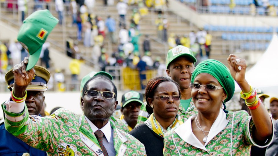 Robert Mugabe y su esposa Grace saludan a sus seguidores en un mitin en Harare en 2013. Robert y Grace Mugabe.
