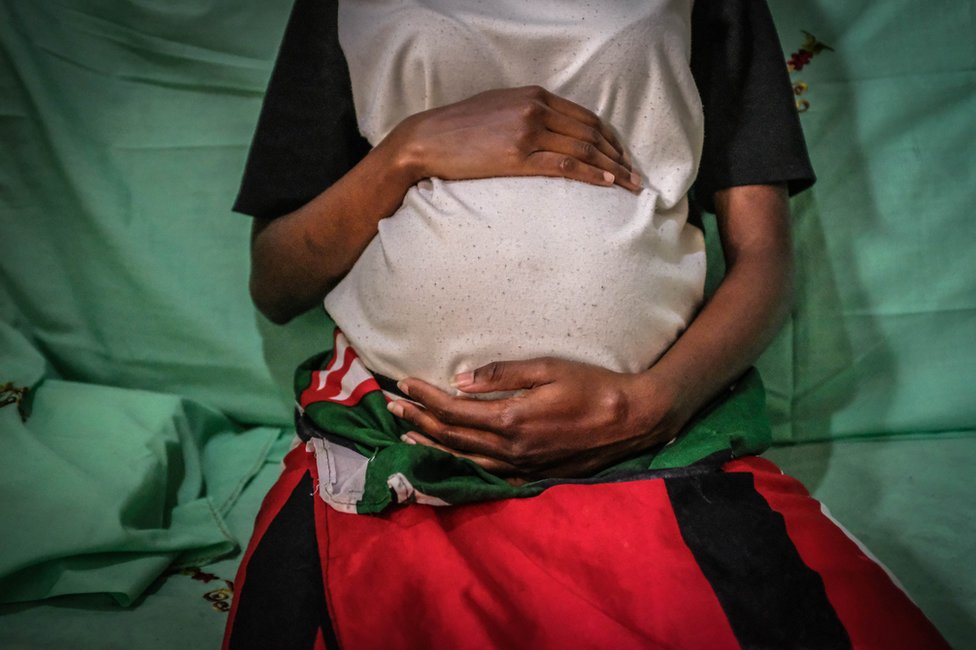 Mujer se toca la barriga