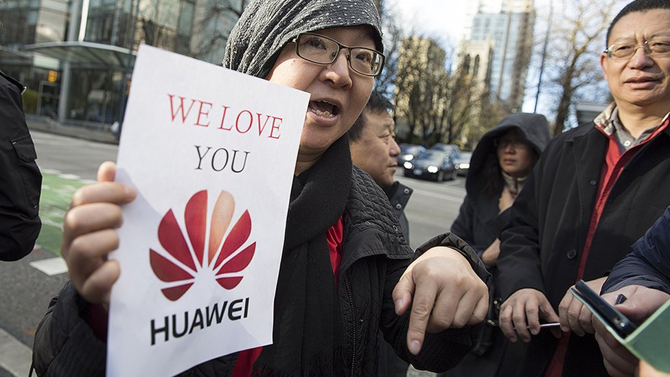 Kinezi u Americi na skupu podrške Huaveiju