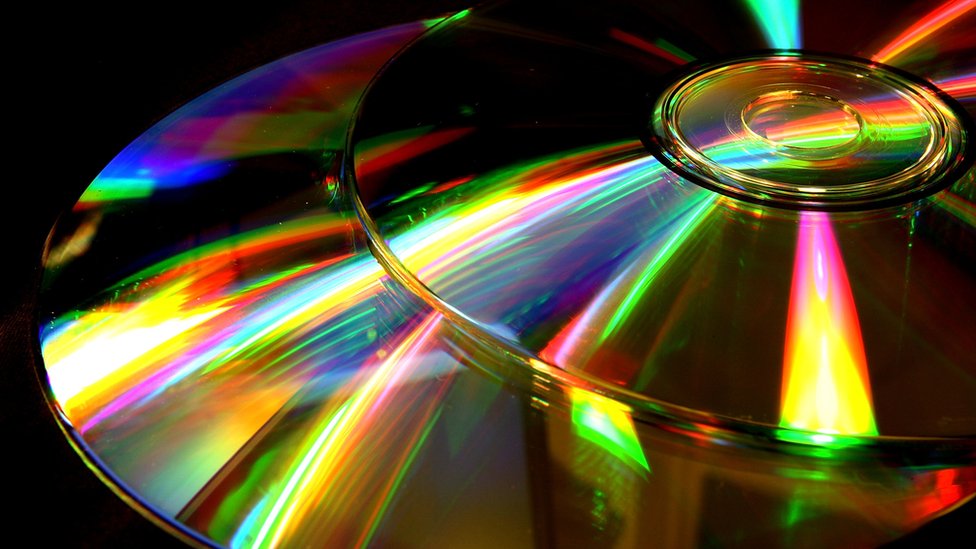 El disco compacto en la música sustituyó a los discos de vinilo que hasta entonces dominaban el mercado. Disco compacto