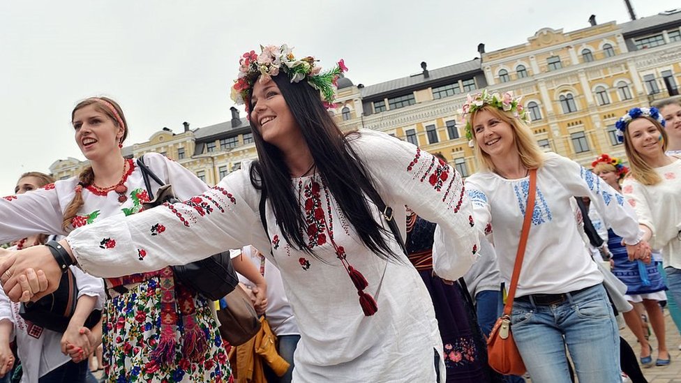 Современные украинские. Украинец в вышиванке история. Кочарян в вышиванке. Во что одеты украинцы. Информация Ukraina традиции.