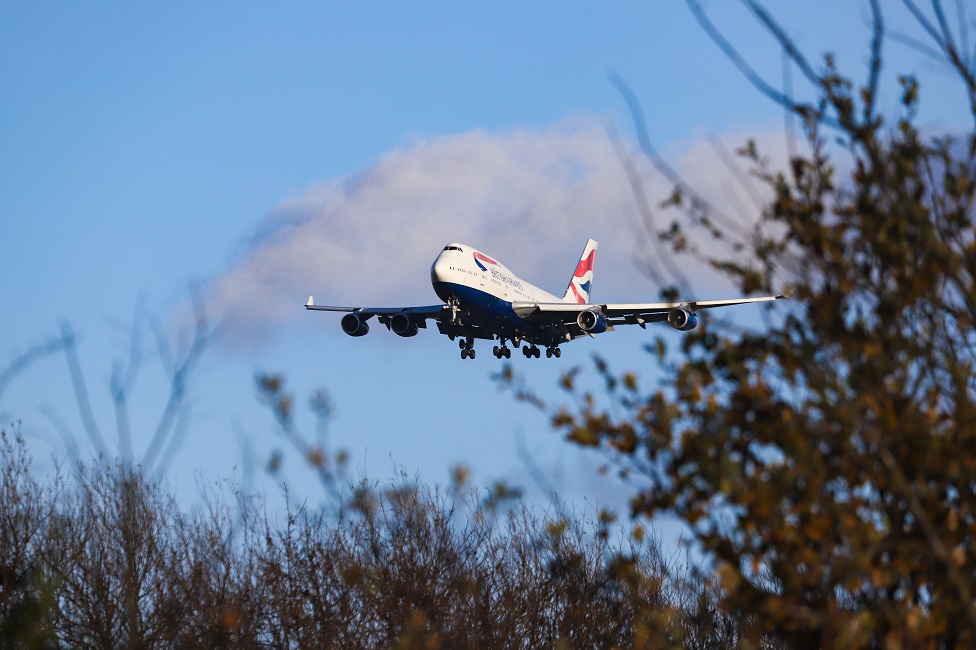 بوينغ 747 تابعة للخطوط الجوية البريطانية أثناء هبوطها في قاعدتها في مطار هيثرو في لندن