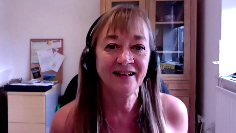 A naturista britânica Donna Price em casa dando entrevista via Zoom para a BBC