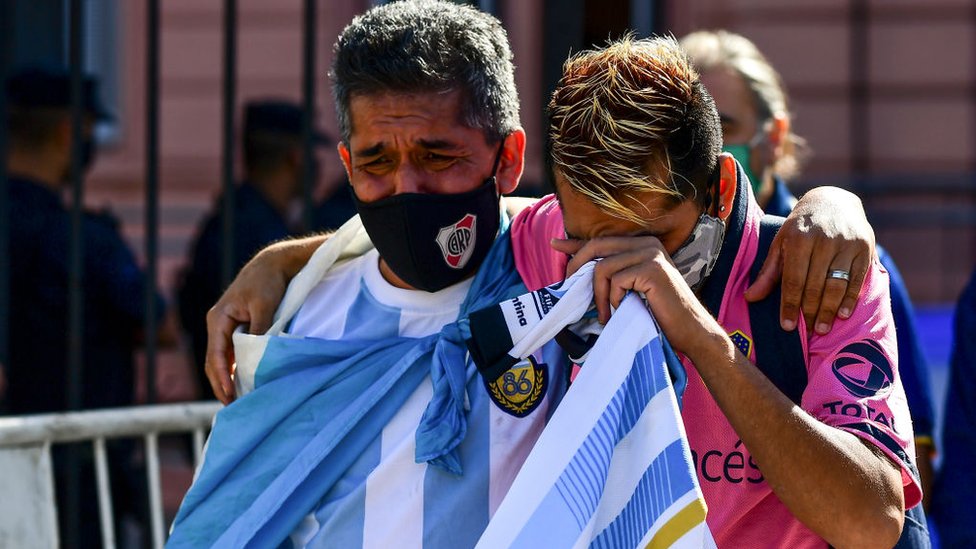 Miles de personas se han acercado a la Casa Rosada para darle un último adiós a Maradona.
