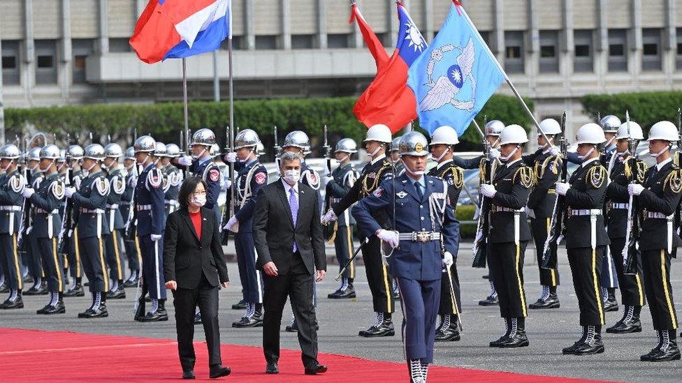 El presidente paraguayo, Mario Abdo es recibido por la presidenta de Taiwán, Tsai Ing-wen y una guardia de honor durante una visita a la isla en febrero.
