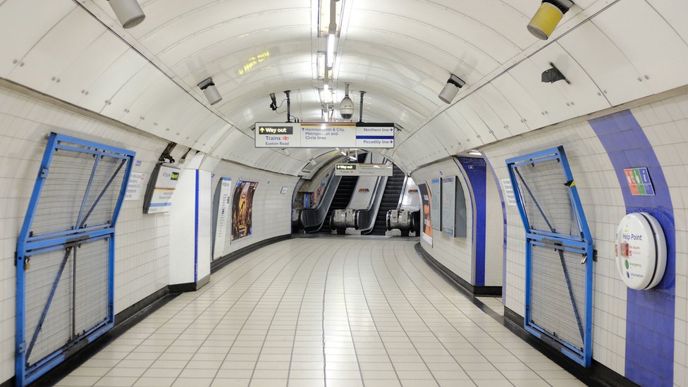 Пустая станция метро Kings Cross в Лондоне