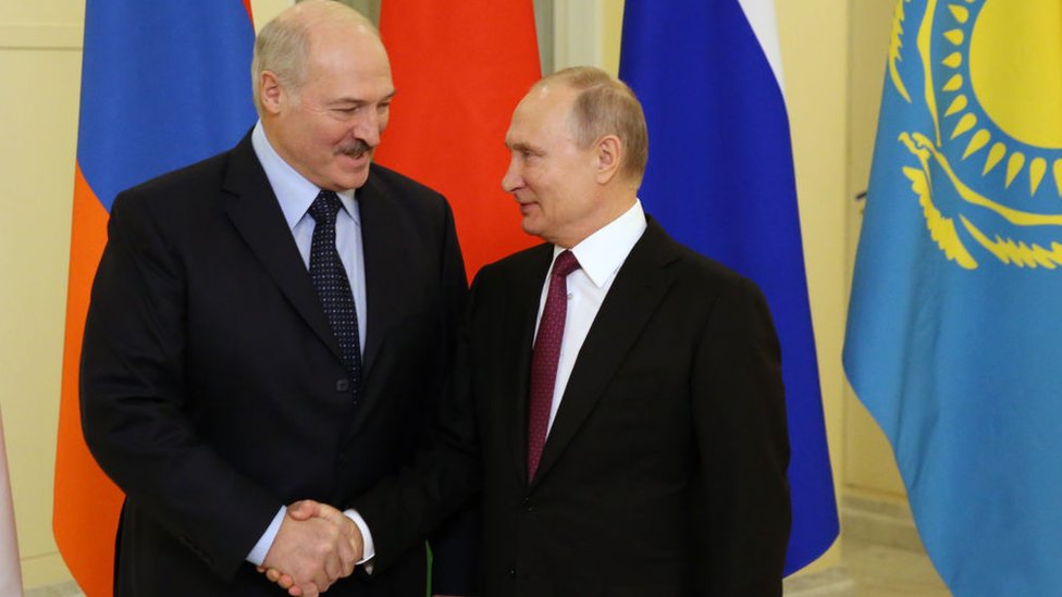 Alexandr Lukashenko y Vladímir Putin.