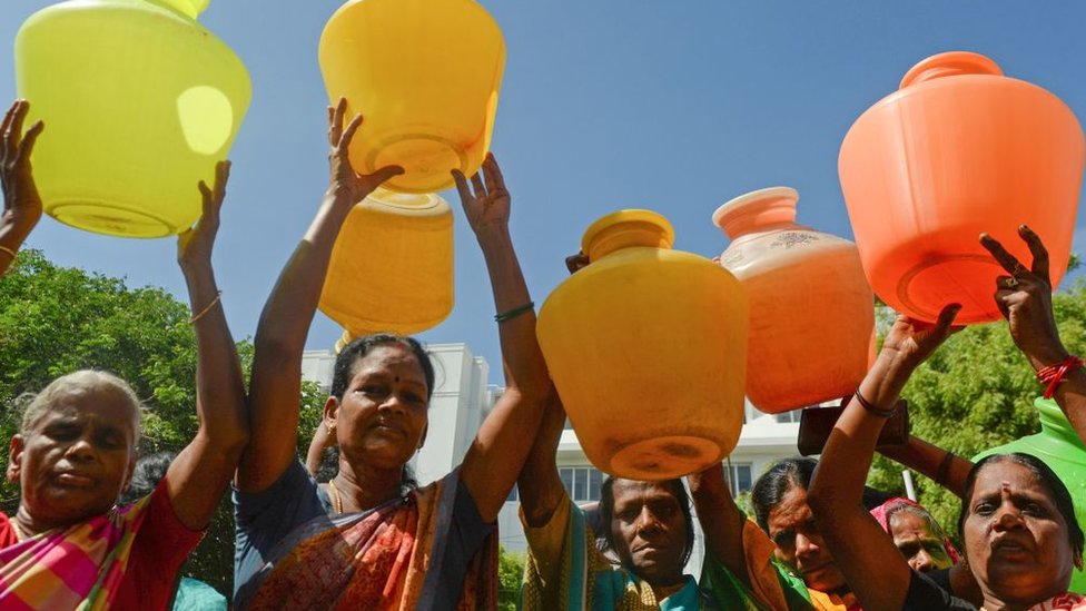 Индийские женщины с пустыми пластиковыми горшками протестуют против требования питьевой воды в Ченнаи 22 июня 2019 года.