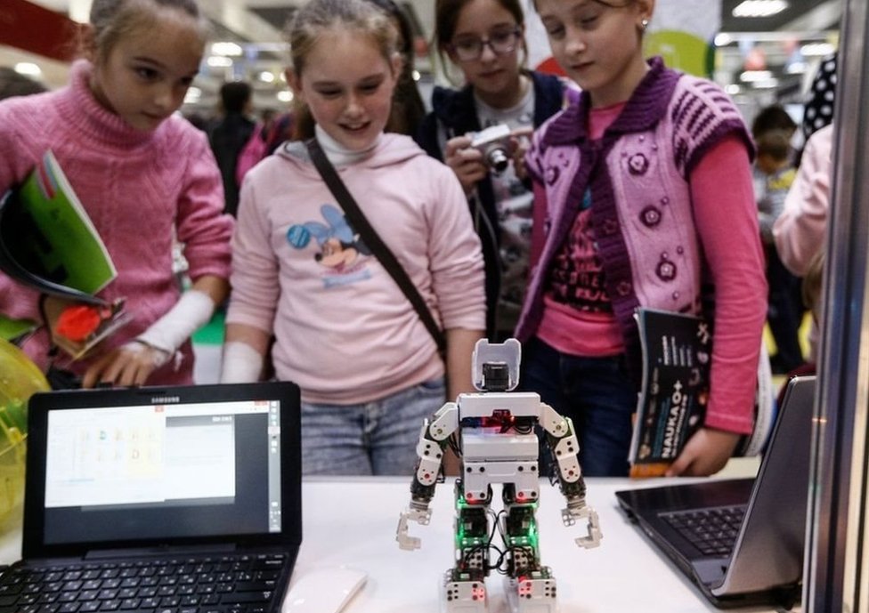 En Rusia no es inusual que las niñas y jóvenes sientan afición por la tecnología. Niñas rusas observando un robot.