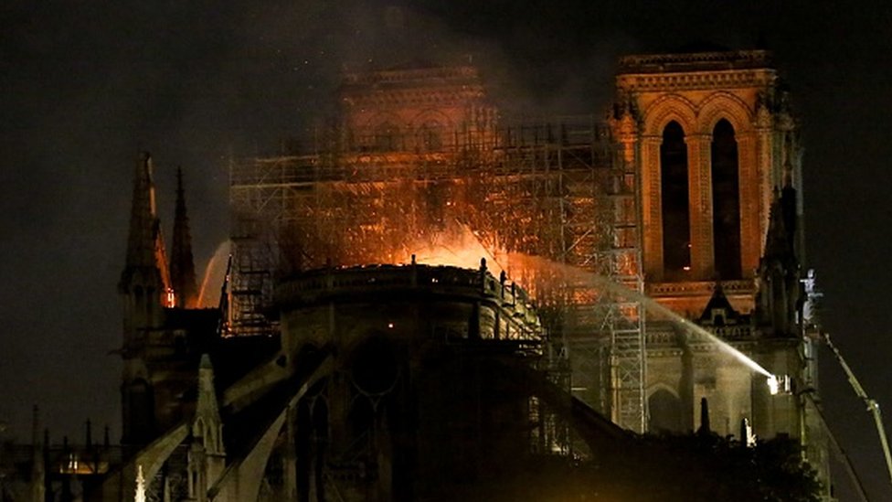 Catedral de Notre Dame en llamas.
