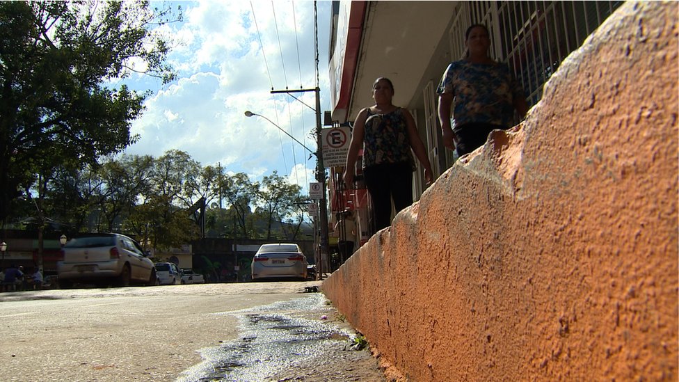 Los pavimentos de las calles dentro de las zonas que podrían inundarse se han pintado de naranja.