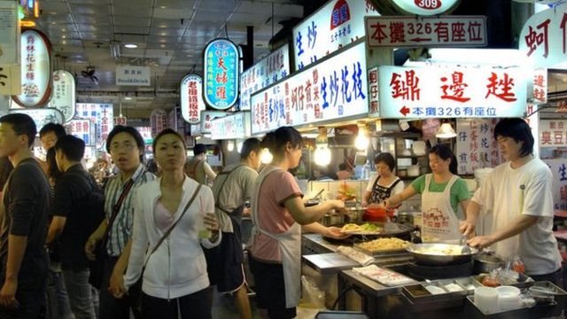 逛夜市是到台灣旅遊的必備行程之一