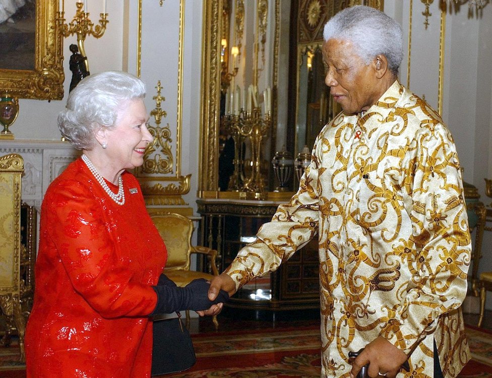 إليزابيث الثانية ومانديلا عام 2003