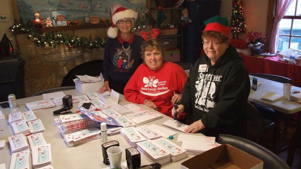 La duende en jefe Pat Koch, Marti Sheckells, y Joyce Robinson en el centro de redacción de correspondencia. La duende en jefe Pat Koch, Marti Sheckells, y Joyce Robinson en el centro de redacción de correspondencia