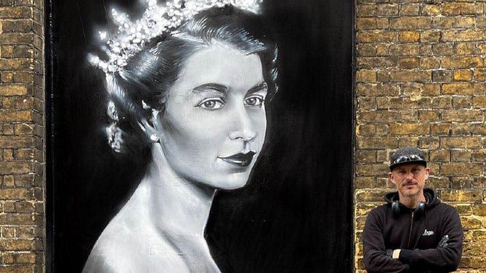 queen elizabeth wall mural