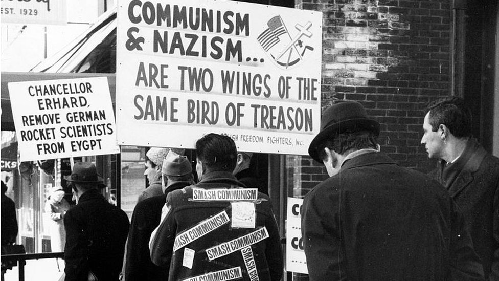Протестующие против истечения срока давности преследования нацистов в 1965 году