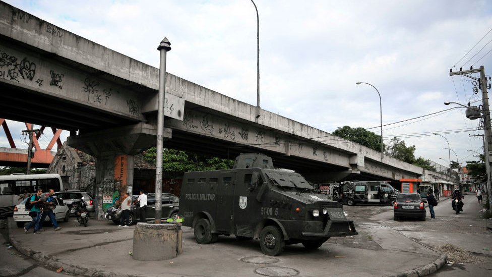 Caveirão embaixo de viaduto no Rio de Janeiro