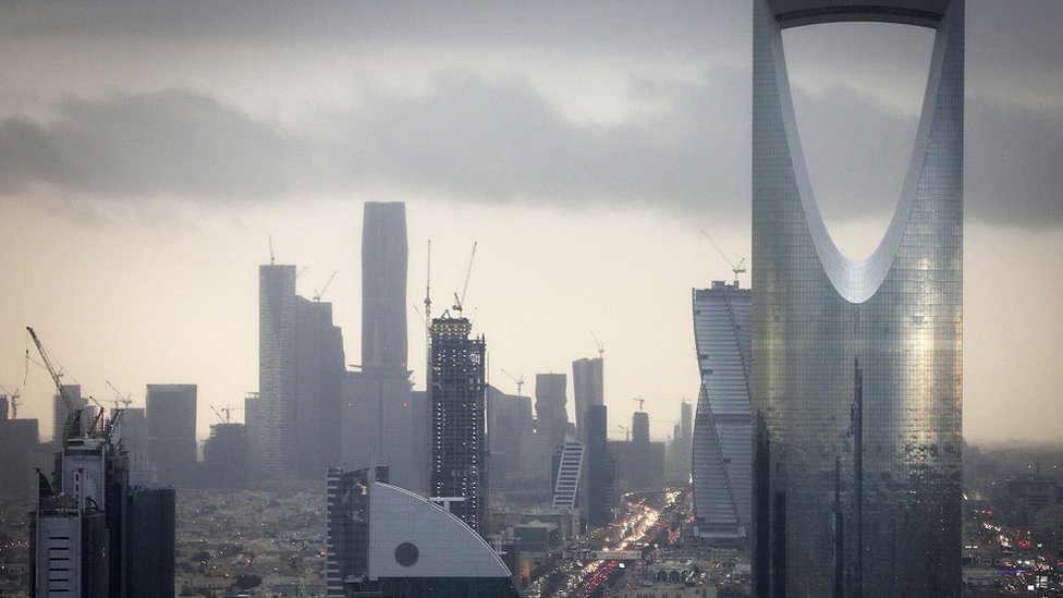 NEOM sería construida desde cero en terrenos donde actualmente hay arena, playas y montañas. Arabia Saudita