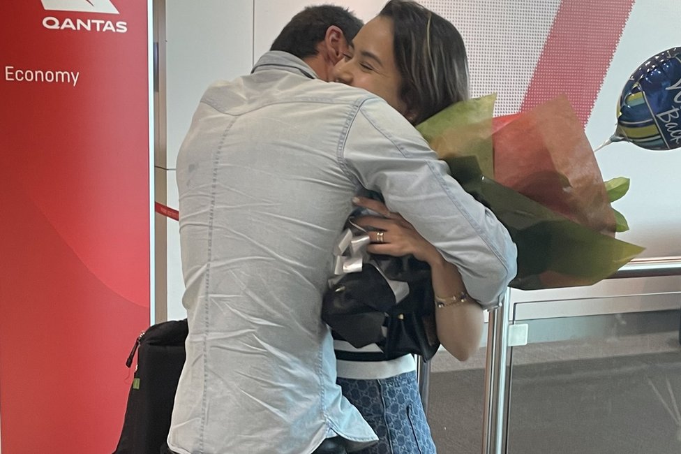 Садам и Надила обнимаются в аэропорту