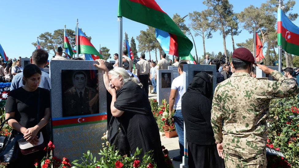 Personas en un cementerio de Azerbaiyán.