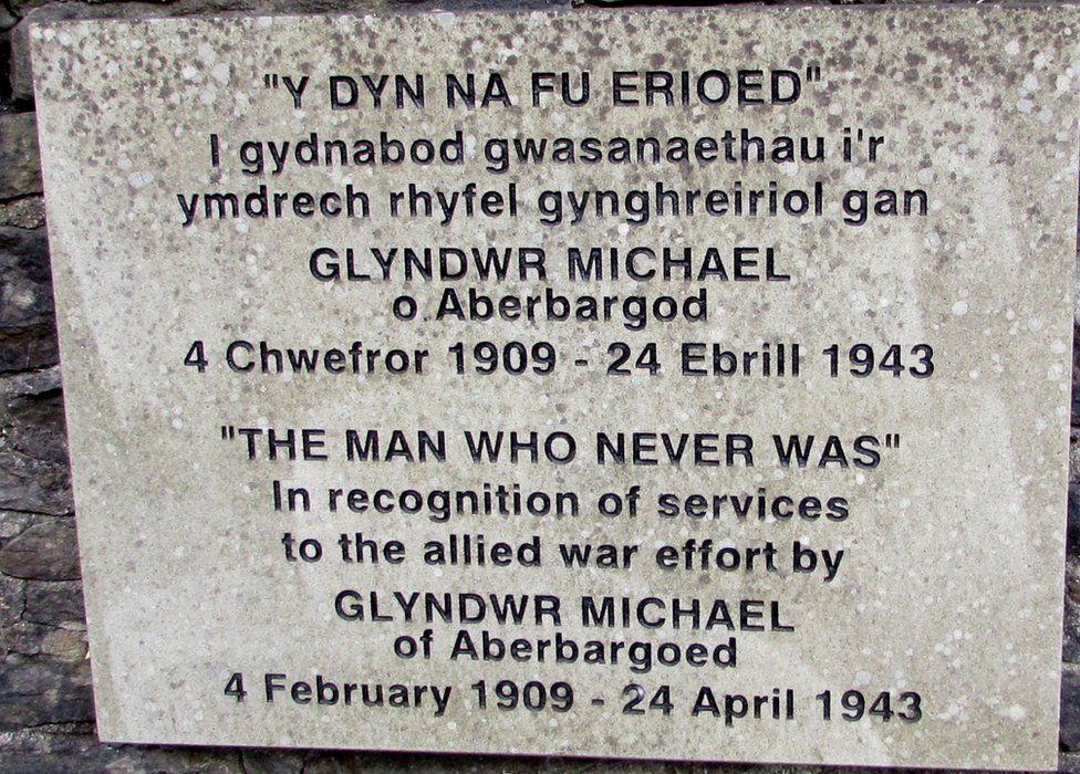 Una placa conmemora a Glyndwr Michael como "el hombre que nunca existió" en su pueblo natal de Aberbargoed.