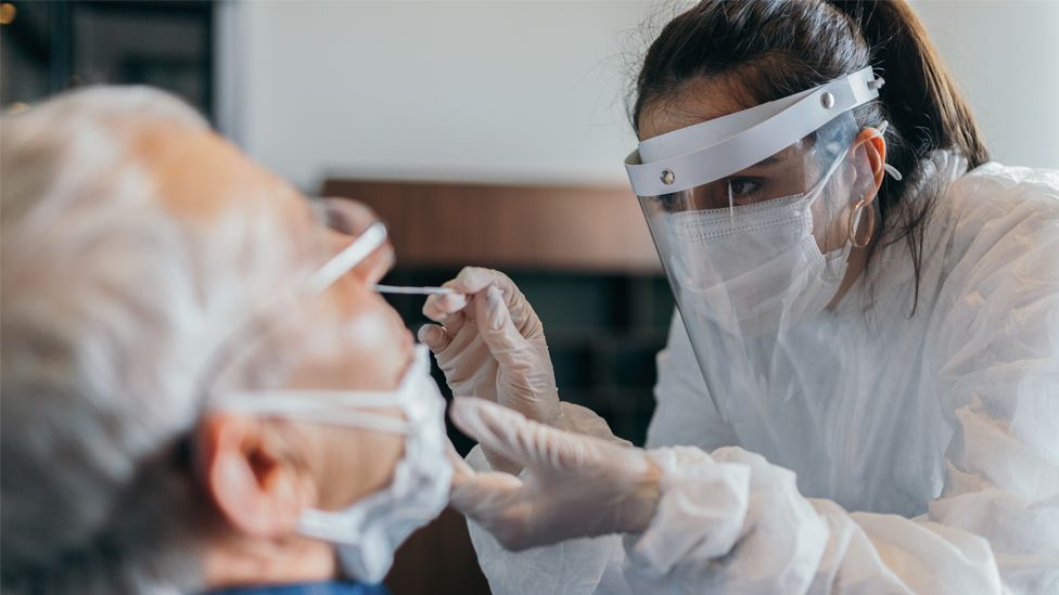 ممرضة تفحص مريضا