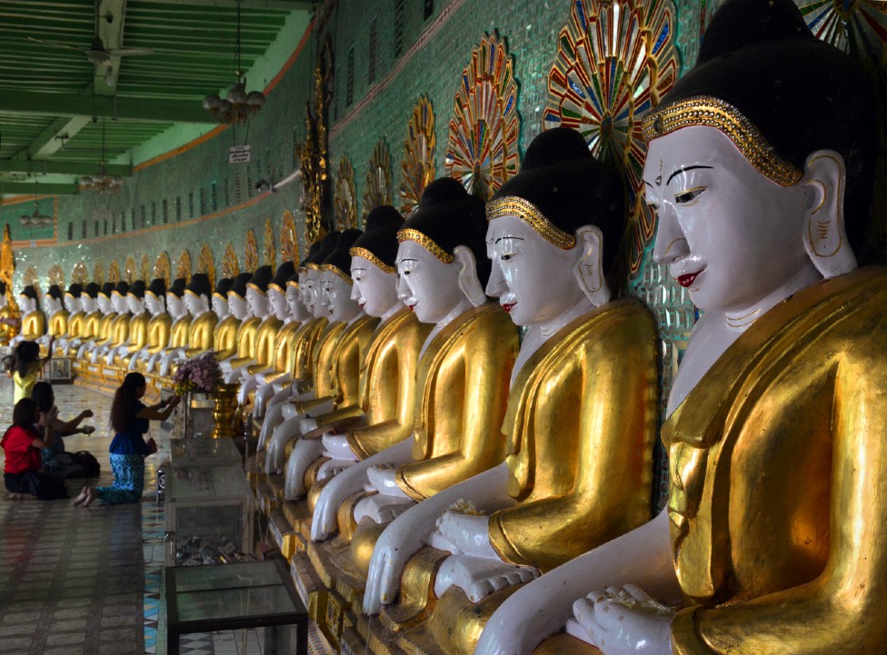 Una línea de Budas en Myanmar.