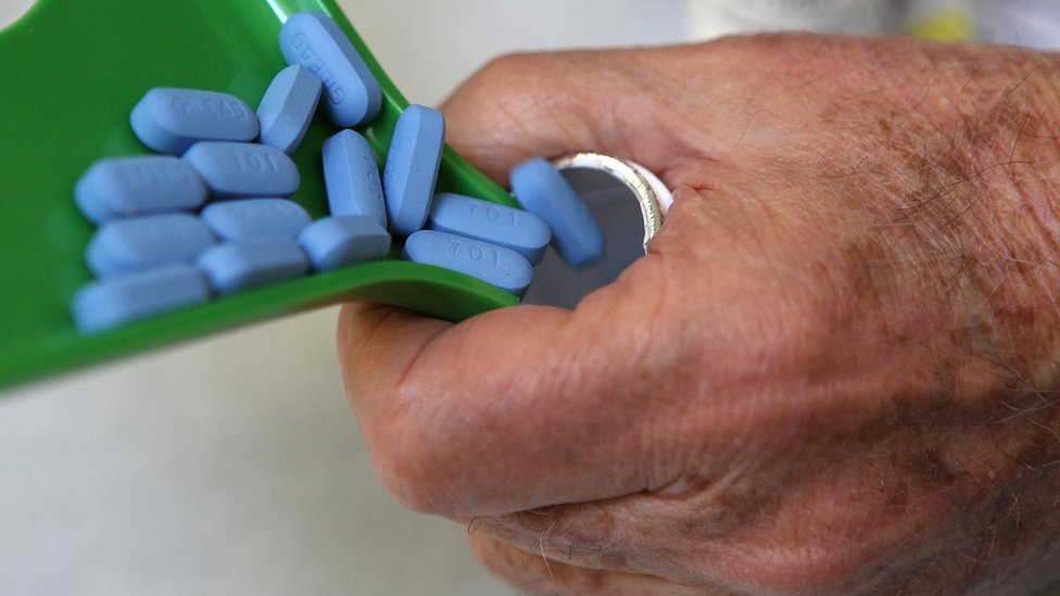 Mantener la toma constante de los medicamentos antirretrovirales es fundamental para que actúen correctamente frente al virus que causa el sida. Medicamentos antirretrovirales.