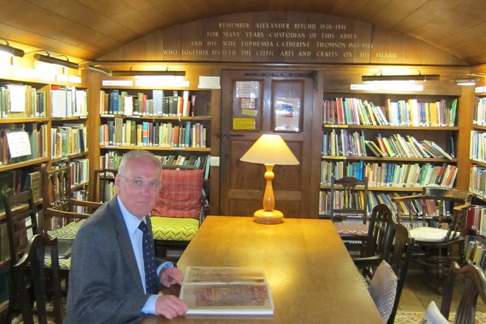 Преподобный доктор Финлей Макдональд в библиотеке