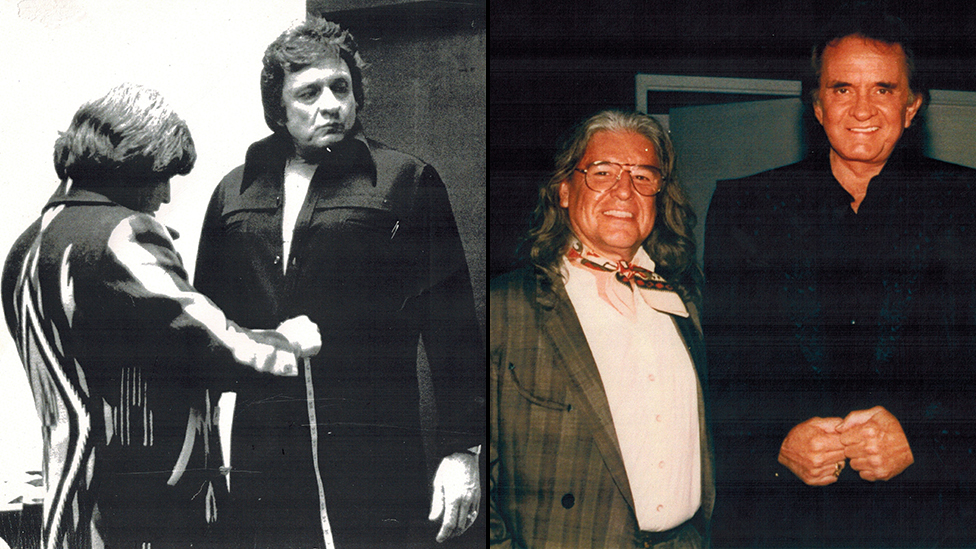 Dos fotos de Manuel Cuevas y Johnny Cash en diferentes épocas de su carrera