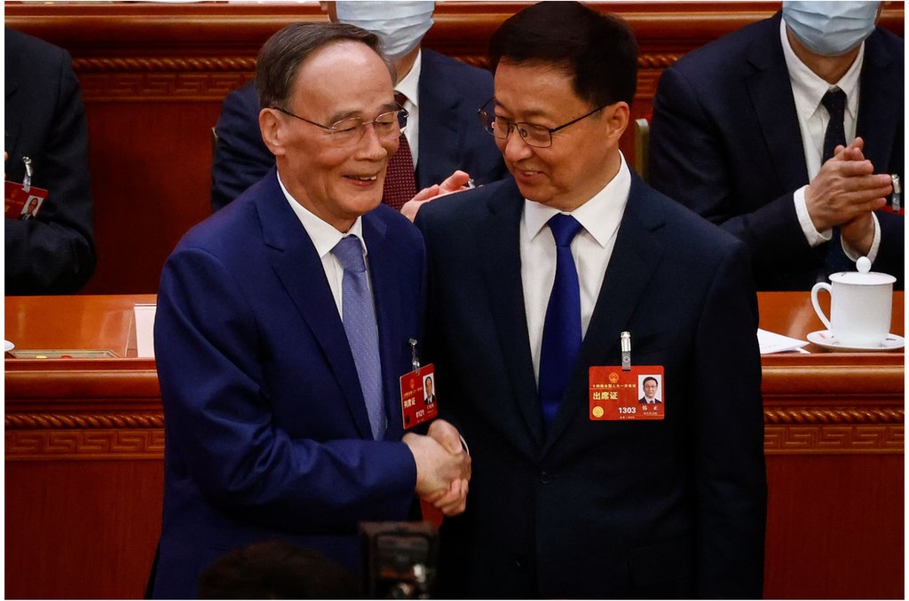 3月10日，在北京舉行的全國人民代表大會第三次全體會議上，副主席王岐山（左）與候任副主席韓正（右）握手。