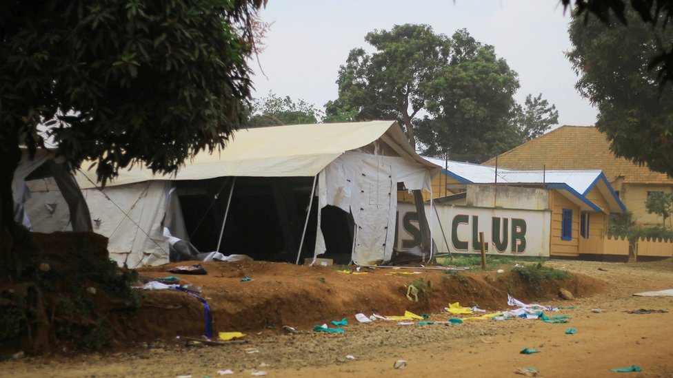 Частично разрушенная палатка центра Эбола