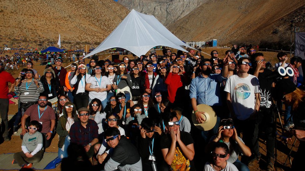 Cientos de personas viajaron a Argentina y Chile para observar el eclipse.